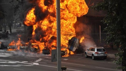 Çində yanacaq daşıyan maşın partladı: 18 ölü   