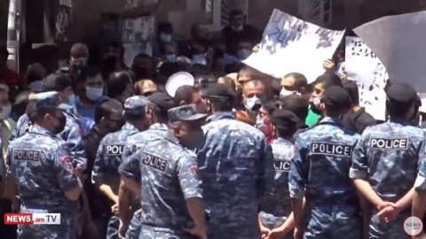 İrəvan qarışdı, xalq küçələrə axışdı - Video