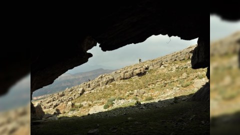 23 ildir ailəsi ilə birlikdə mağarada yaşayır