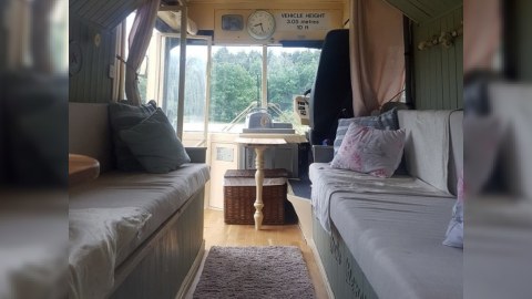 Gənc ailə köhnə avtobusdan ev düzəltdi