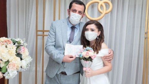 Jurnalistlər koronavirus dövründə evləndi - FOTOLAR