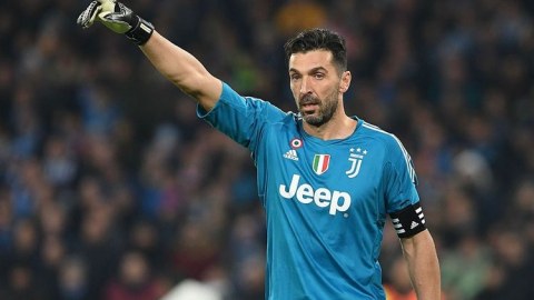 Buffon ən azı 43 yaşına kimi oynayacağını açıqladı