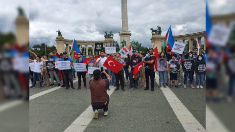 Macarıstanda Türkiyə və Azərbaycan diasporu ermənilərə qarşı etiraz aksiyası keçirib - FOTO+VİDEO