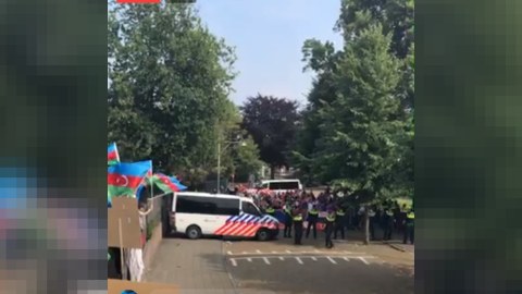 Hollandiya polisi ermənilərin aksiyasını itlər və atlarla DAĞITDI