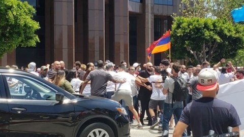 Los-Ancelesdə yaşayan azərbaycanlı: “Gördüm ki, erməninin biri üzümə alışqan yandırıb atır”