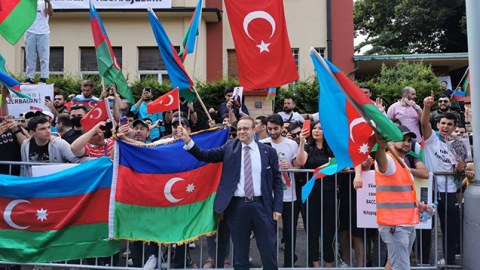 Türkiyə səfiri Praqada azərbaycanlılara dəstək aksiyasına qoşuldu - FOTOLAR