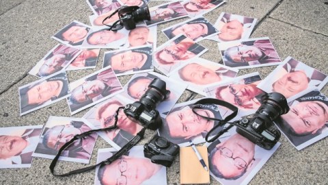 Jurnalist onu mühafizə edən polislə birgə GÜLLƏLƏNDİ