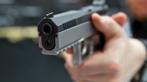 Bakıda polis onu bıçaqlayan oğrunu güllələdi