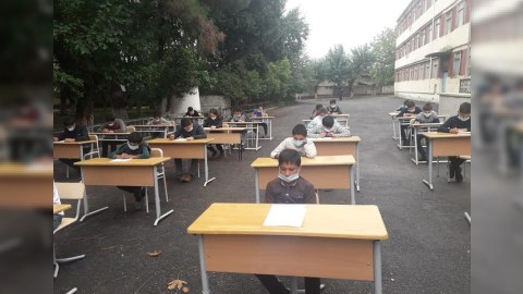 Azərbaycanda şagirdlər açıq havada imtahan verdi