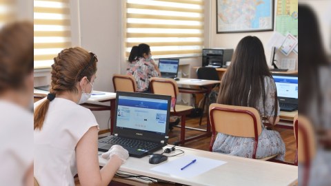 Müəllim olmaq istəyən daha 1607 nəfər imtahan verir 