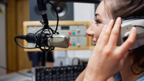 Azərbaycan radioları: Dinləyicisi azalan, potensialı çoxalan KİV
