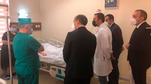 Təhsil naziri intihara cəhd edən şagirdə baş çəkdi - FOTO