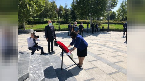 Milli Məclisin sədri Ankarada Heydər Əliyevin abidəsini ziyarət edib - FOTO