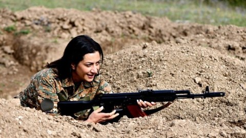 Azərbaycanlı xanımlardan Akopyanın silahlı fotosessiyasına ETİRAZ