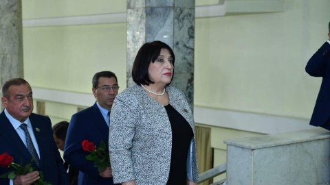 Sahibə Qafarova Moskvada Heydər Əliyevin barelyefi önünə əklil qoyub - FOTO