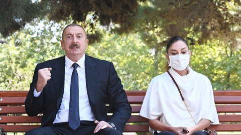 Prezident və Birinci vitse-prezident bir aylıq əməkhaqqını Silahlı Qüvvələrinə Yardım Fonduna köçürdü 