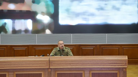 Prezident Müdafiə Nazirliyinin Mərkəzi Komanda Məntəqəsində operativ müşavirə keçirdi - FOTOLAR