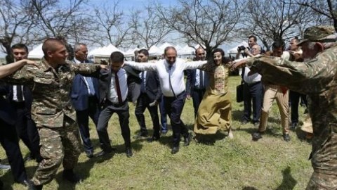 Qoy, Paşinyan Şuşada əlində yallı getdiyi yaylığını ağ bayraqla əvəzləsin...