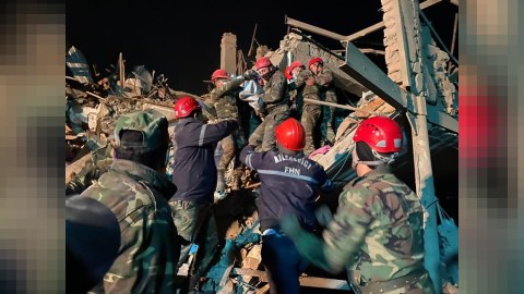 Gəncədə dağıntılar altından xəsarət alan 17 nəfər çıxarıldı - FOTO