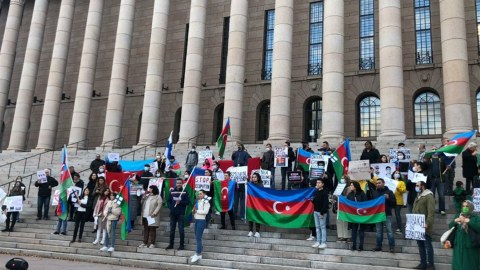 Finlandiya Parlamentinin önündə Ermənistana etiraz edildi