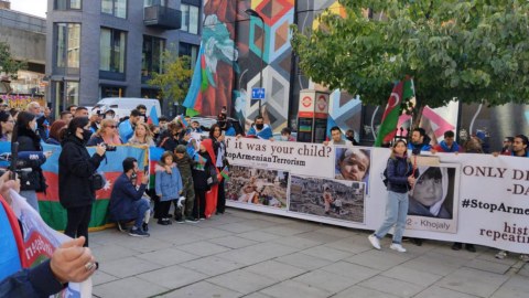Londonda Ermənistan ordusunun Gəncə terroru pislənilib