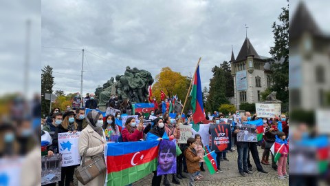 Bern Gəncə terroruna etiraz edir - FOTO