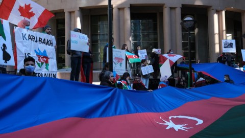Vankuverdə azərbaycanlılar Gəncədəki terrora etiraz etdi - Fotolar