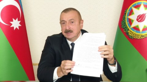 İlham Əliyev: “Sənəddə Naxçıvanın Azərbaycanın əsas hissəsi ilə əlaqəsi təsbit edilir”