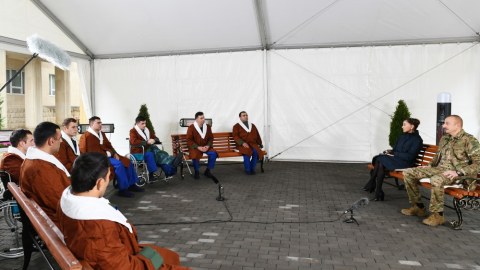 İlham Əliyev və Mehriban Əliyeva yaralı hərbçilərlə görüşdülər - FOTOLAR
