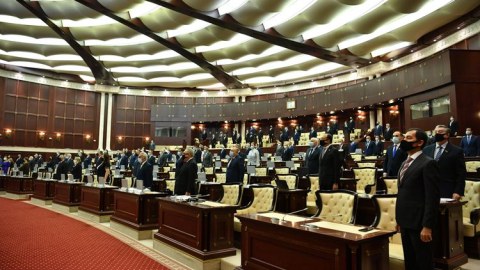 Parlamentdə şəhidlərin xatirəsi yad edildi