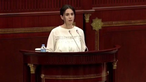Şuşalı qız Milli Məclisdə çıxış etdi