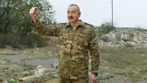 “Döşünüzə taxmısınız saxta “qəhrəman” ordenlərini, çıxardın atın eşiyə o dəmir-dümürləri” - Ali Baş Komandan