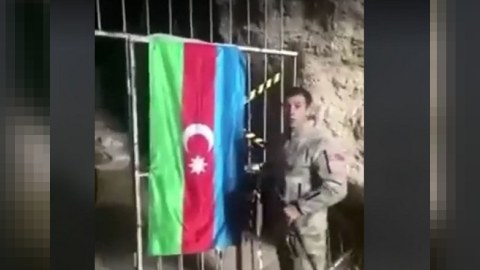 Azərbaycan əsgəri bayrağımızı Azıx mağarasına asdı - VİDEO