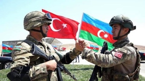 Türkü ya sevməlisən, ya da ona hörmət etməlisən  
