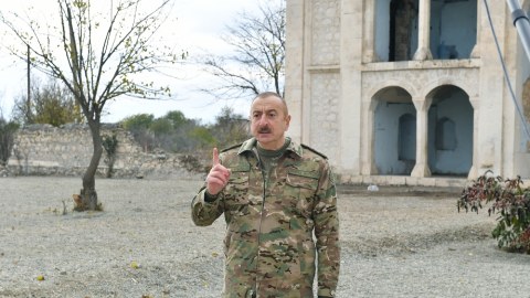 İlham Əliyev Məkkədən gətirdiyi “Qurani-Kərim”i Ağdam məscidinə bağışladı: “Əsgərlərimiz aslan kimi vuruşdular” 