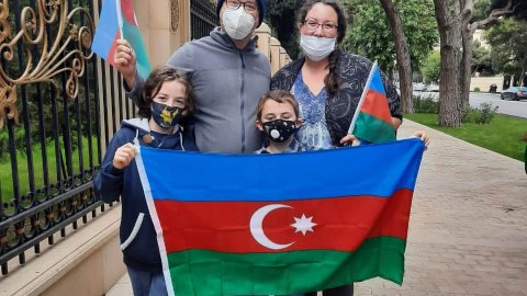 Bakıdakı  amerikalı ailənin Qarabağ sevinci: “Özümüz qazanmış kimi hiss edirik” - MÜSAHİBƏ
