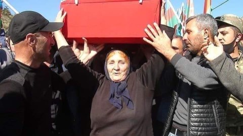Məğrur duruşlu Azərbaycan ANASI...