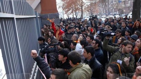 Ermənistanda ziyalılar xalqı yürüşə çağırdılar