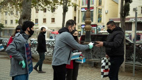 Gəncədə sakinlərə tibbi maskalar paylanılıb - FOTO  