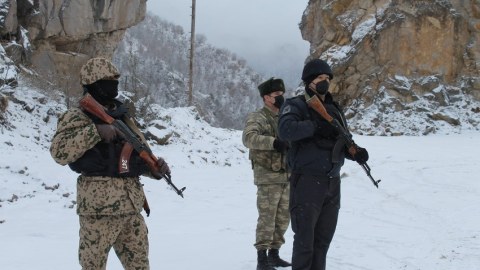 Azərbaycan polisi Kəlbəcərdə postlar qurdu - FOTO