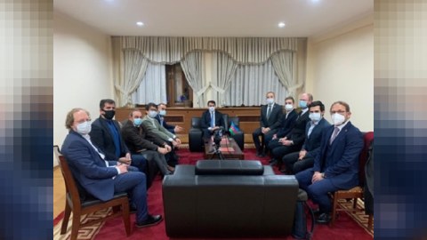 Hikmət Hacıyev xarici jurnalistləri qəbul etdi, suallarını cavablandırdı