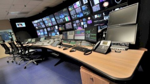Müğənniləri ekspert qismində danışdırır, xəbərlərdə aforizmlər səsləndirir - Müharibə dövrünün TELEKANALLARI 
