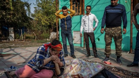 “Şəhid qardaşının əlini öpən bacı”nın şəkili ilin fotosu seçildi - FOTOLAR