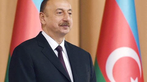 Beş cəbhədə eyni vaxtda vuruşaraq qalib gələn Ali Baş Komandan