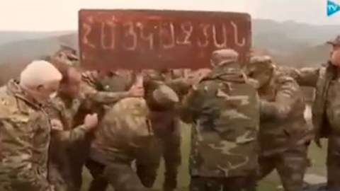 Prezident erməni dilində olan lövhəni belə sökdürdü - VİDEO