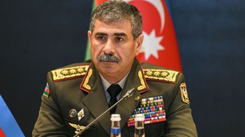 Nazir əmr imzaladı: Hərbçilər yaş həddi nəzərə alınmaqla tərxis olunacaqlar