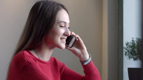 Azərbaycanda qadınların 70,8 faizi telefon telefon işlədir