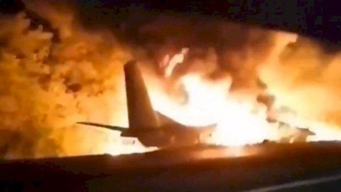 "Boeing 737"nin düşdüyü yerdə cəsədlər və metal qırıntılar aşkar edildi