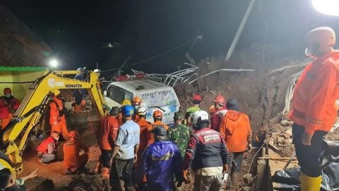 Yava adasında torpaq sürüşməsi 11 can aldı