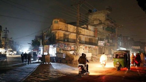 Bütün Pakistan ərazisi qaranlığa büründü 